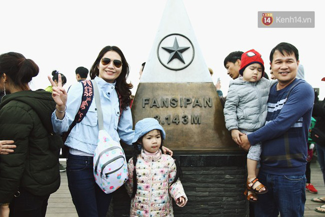Hàng nghìn người xếp hàng chật kín chờ mua vé cáp treo lên đỉnh Fansipan ngày 30/4 Hàng nghìn người xếp hàng chật kín chờ mua vé cáp treo lên đỉnh Fansipan ngày 30/4